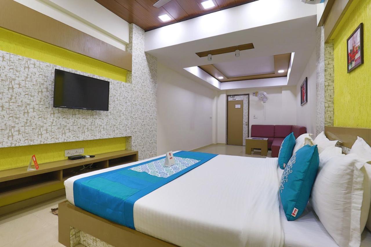 Oyo 9238 Hotel Meet Palace Naroda Exterior foto