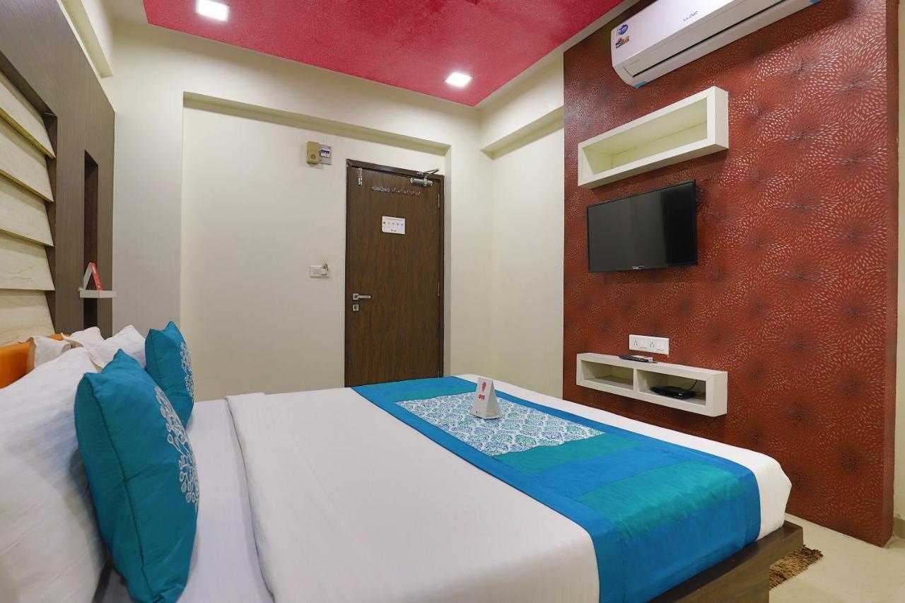 Oyo 9238 Hotel Meet Palace Naroda Exterior foto