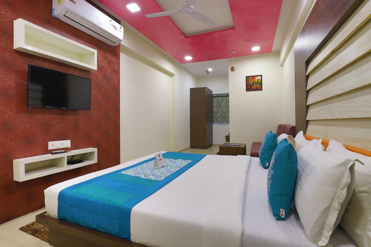 Oyo 9238 Hotel Meet Palace Naroda Exterior foto